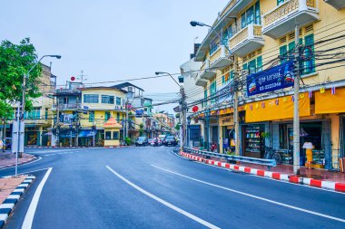 BANGKOK, THAILAND - MAY 14, 2019: Urban scene in Phra Nakhon District with road and cars standing at the traffic lights, on May 14 in Bangkok clipart