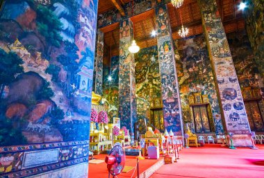 BANGKOK, THAILAND - 14 Mayıs 2019: Wat Suthat Tapınağı Tarikat Salonu 'nun zenginliklerinde 14 Mayıs 2019' da Bangkok 'ta