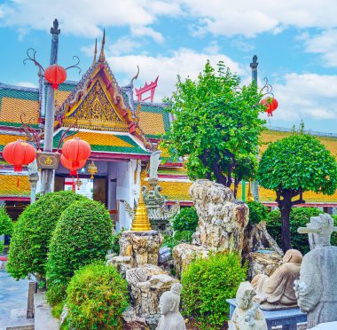 Ortasında heykel grubu olan Wat Suthat Tapınağının avlusu, Bangkok, Tayland