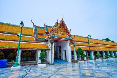 Galeri manzarası ve Wat Suthat Tapınağı 'nın ana girişi, Bangkok, Tayland