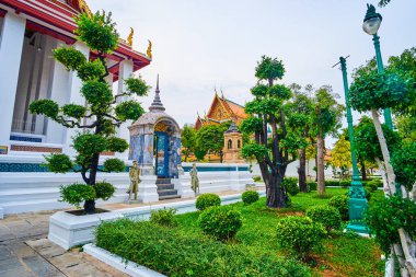 Wat Suthat 'ın Ubosot' unun renkli yan kapısı. İki gardiyanı var, Bangkok, Tayland.