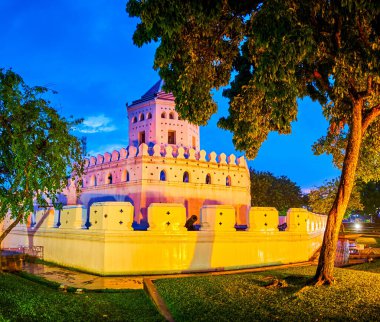 Geceleyin Santichaiprakarn Park 'taki Phra Sumen Kalesi, Bangkok, Tayland