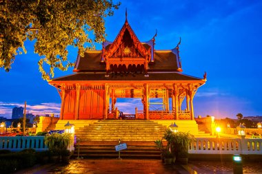 Chao Phraya nehrinin kıyısındaki Santi Chai Prakan Parkı 'ndaki kereste köşkü, gece, Bangkok, Tayland