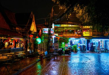 BANGKOK, THAILAND - 14 Mayıs 2019: 14 Mayıs 'ta Bangkok, Tayland' da Nar Khaosan Bulvarı 'nda gece restoranları ve mağazaları