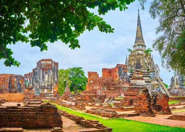 Wat Phra Si Arkeoloji kompleksi, Ayutthaya, Tayland tuğla kalıntıları olan gölgeli yeşil park.