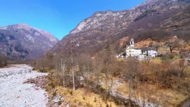 Etrafında Verzasca Nehri 'nin kayalık bazakulası ve Lepontine Alpleri olan Valle Verzasca Panoraması, Ticino, İsviçre