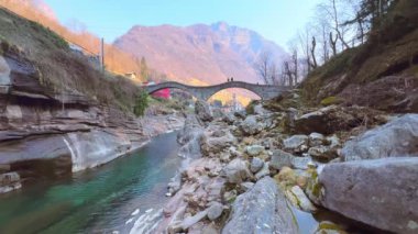 Verzasca Nehri 'nin karşısındaki ortaçağ Tuz Köprüsü Pizzo di Vogorno Dağı, Lavertezzo, Valle Verzasca, İsviçre