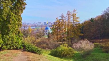 Ukrayna 'daki Vydubychi Manastırı' nın önündeki Kiev Botanik Bahçesi 'nin yamaçlarındaki yemyeşil çimenlik.