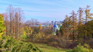 Sarı sonbahar Kyiv Botanik Bahçesinin yamacında Vydubychi Manastırı kubbeleri, Ukrayna