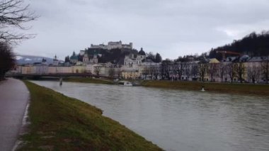 Salzach nehri ve ortaçağ Hohensalzburg kalesi Elisabethkai seti, Salzburg, Avusturya