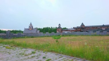 Kyiv Rus Parkı 'ndaki tarihi yeniden yapılanma panoraması Kyiv Detinets (Hisar), Ukrayna