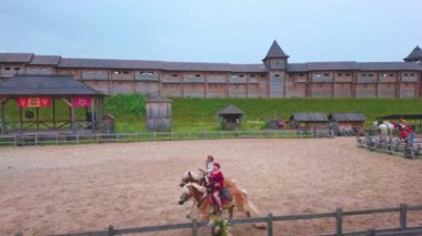 Ukrayna 'daki Kyiv Rus Parkı Kalesi' nin turnuva alanındaki at gösterisi