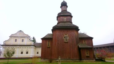 Barok Hetman 'ın Evi ve kereste duvarı Ukrayna' nın önündeki yeniden inşa edilmiş ahşap Diriliş Kilisesi ile Baturyn Kalesi Panoraması