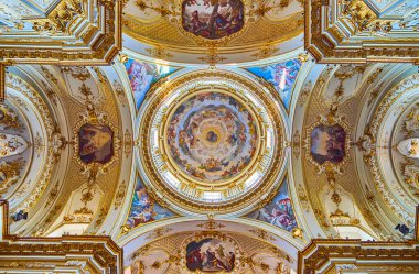 BERGAMO, İtalya - 7 Nisan 2022: Sant 'Alessandro Katedrali' nin parlak desenli, boyalı elementler ve oymalarla boyanmış kubbesi, Bergamo Alta, İtalya