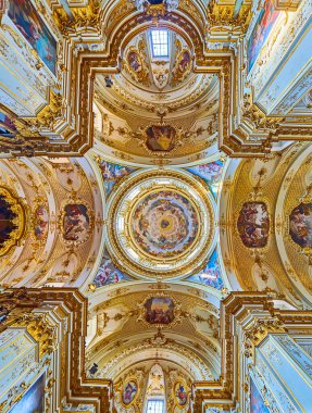 BERGAMO, İtalya - 7 Nisan 2022: Bergamo Katedrali, Bergamo Katedrali 'nin haç şeklindeki kasa ve kubbesinin karmaşık yaldızlı desenleri, freskleri ve sıva süslemeleri