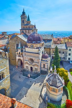 Baptistery ile Piazza Duomo, bahçe yataklarıyla çevrili, Cappella Colleoni, Santa Maria Maggiore Bazilikası ile Red Lions Gate (Porta dei Leoni Rossi), Bergamo, İtalya