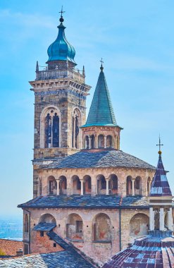 Ortaçağ çan kulesi ve Santa Maria Maggiore Bazilikası kemerli pencere ve sütunlarla süslenmiş, Bergamo, İtalya