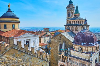 Capella Colleoni 'nin kubbesi ve cephesi Santa Maria Maggiore Bazilikası, Bergamo Katedrali ve Palazzo della Ragione' nin siperleri, Lombardy, İtalya