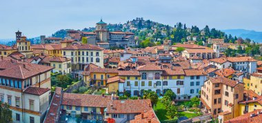 Arka planda Citta Alta Panorama (Yukarı Şehir), Episcopal Papaz Okulu XXXIII. Giovanni ve yeşil San Vigilio Tepesi tarihi kubbesi, Bergamo, İtalya