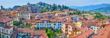 Ortaçağ şehir kuleleri panorama evler, malikaneler ve saraylar ve arka planda San Vigilio Tepesi, İtalya
