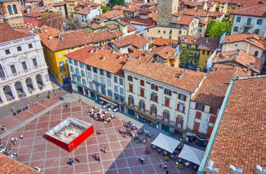 Piazza Vecchia 'nın tarihi şehir evleri, açık hava yemekleri ve Palazzo Nuovo, Bergamo, İtalya