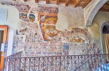 BERGAMO, İtalya - 7 Nisan 2022 Rönesans freski ile ortaçağ duvarı İtalya 'nın Bergamo kentinde bulunan Palazzo della Podesta' nın avlusunda duruyor.