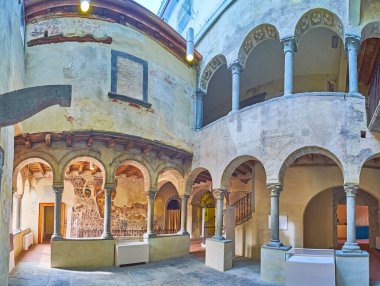 BERGAMO, ITALY - 7 Nisan 2022: Palazzo della Podesta 'nın ortaçağ avlusunda atari salonu ve Rönesans freskleri, Bergamo, İtalya