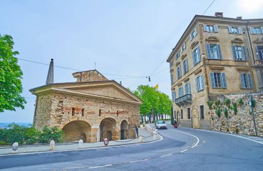 Tarihi evleri ve Porta San Giacomo, Bergamo, İtalya 'nın arkası ile Via delle Mura
