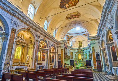 BERGAMO, İtalya - 7 Nisan 2022: San Pancrazio Kilisesi 'nin ortaçağ dua salonu, duvarlarında kaplama ve yaldızlı süslemeler, Bergamo, İtalya