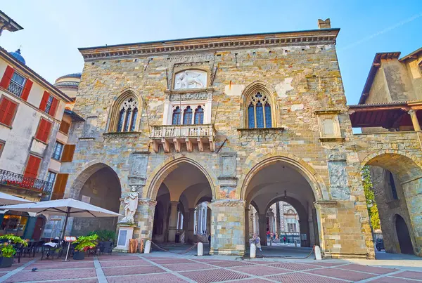 stock image Impressive carved decors of Palazzo della Ragione with semi-public arcades, connecting Piazza Vecchia and Piazza Duomo, Bergamo, Italy