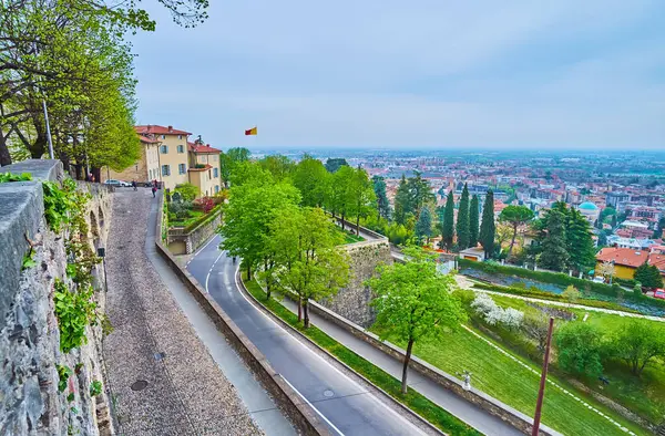 stock image The curved Vialle delle Mura with historic houses, tall trees and lush green park on St James Bastion (Baluardo San Giacomo), Bergamo, Italy