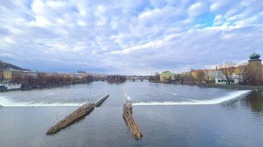 Vltava Nehri 'nin yüzeyi ahşap buz kırıcılar, akıntılar, St Vitus Katedrali, ufuk çizgisi ve hızlı akan bulutlar, Prag, Çek Cumhuriyeti