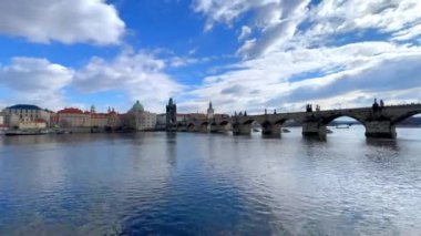 Yüzen gemileri, Vltava Nehri, Charles Köprüsü ve Çek Cumhuriyeti Prag 'ın Eski Şehir Bölgesi' nin ufuk çizgisi