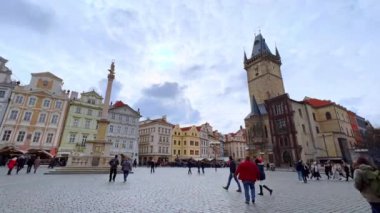 Marian Column ile Eski Şehir Meydanı zaman çizelgesi, tarihi kasaba evleri, kafeler, restoranlar, uzun saat kulesi olan eski belediye binası, Prag, Çek Cumhuriyeti
