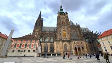 Prag Kalesi 'nin 3. avlusundan St Vitus Katedrali ve üzerinde hızlı bulutlar olan Büyük Güney Kulesi manzaralı zaman çizelgesi, Prag, Çek Cumhuriyeti