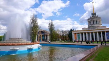 KYIV, UKRAINE - 9 Mayıs 2021: Sosyal Gerçekçi tarzı mimarisi ve çeşmesiyle Ukrayna Expocenter of Ukrayna Panoraması (eski VDNH) 9 Mayıs 'ta Kyiv' de