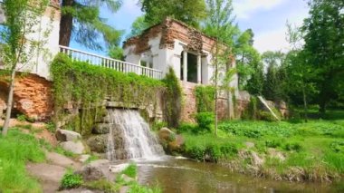 Arboretum Oleksandriya 'nın en popüler mekanlarından biri olan Harabeler Pavyonu' nun Panorama 'sı, önünde bir sel yatağı terası, Bila Tserkva, Ukrayna