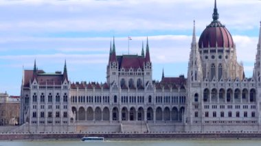 Tuna Nehri 'nde yüzen amfibi otobüs Jozsef Antall seti boyunca geri planda Gotik Parlamento binası, Budapeşte, Macaristan