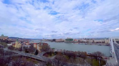 Budapeşte 'nin Tuna Nehri, Elisabeth Köprüsü, Pest seti, İskenderiye Kilisesi' nden Aziz Catherine ve Budapeşte Kalesi 'nin arka planında Budapeşte, Macaristan