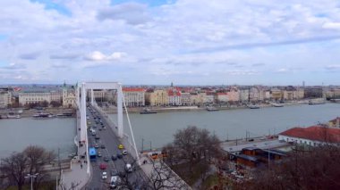 Gellert Tepesi 'nden Budapeşte Panoraması, Tuna Nehri' ne bakan, Elisabeth Köprüsü, Pest seti, İskenderiye Kilisesi 'nden Aziz Catherine ve Budapeşte Kalesi' nin arka planında Budapeşte, Macaristan