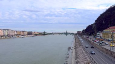 Tuna Nehri 'nin Szent Gellert setindeki trafik Özgürlük Köprüsü manzaralı, Pest' in barınağı ve Gellert Tepesi yamacı, Budapeşte, Macaristan