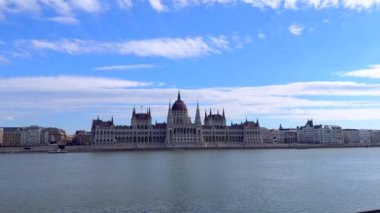 Budapeşte 'nin Budapeşte manzarası Tuna Nehri' nin Budapeşte seti, tarihi meclis binasını ve Macaristan nehir kıyısı boyunca yüzen küçük amfibi otobüsü izliyor.