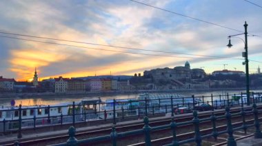 Tuna Nehri, Buda Kalesi, Elisabeth Köprüsü ve Gellert Tepesi 'ne karşı klasik sarı tramvayla günbatımında Jane Haining seti manzarası, Macaristan, Budapeşte