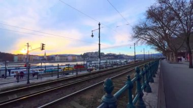 Sarı tramvaylı Tuna Nehri seti, karşı kıyıdaki Buda Şatosu ve arka plandaki Elisabeth Köprüsü, Budapeşte, Macaristan