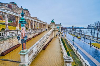 Budapeşte, Macaristan 'daki Budapeşte, Budapeşte' deki Budapeşte Şatosu Çarşısı 'ndan Tuna Nehri, Szechenyi Zinciri Köprüsü ve Parlamento manzarası