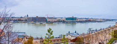 Budapeşte 'de Budapeşte' de Budapeşte Köprüsü ile Tuna Nehri 'ndeki Buda Kalesi Tepesi' nden panoramik manzara ve Pest ilçesinin konutları
