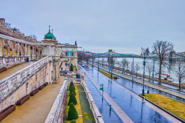 Budapeşte, Macaristan 'daki Budapeşte, Budapeşte' deki Budapeşte Şatosu Çarşısı 'ndan Tuna Nehri, Szechenyi Zinciri Köprüsü ve Parlamento manzarası