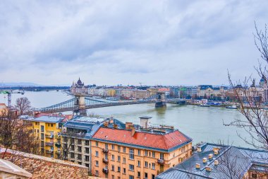 Budapeşte 'deki Buda Tepesi, Tuna Nehri, Parlamento binası ve Szechenyi Zincir Köprüsü manzarası
