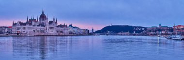 Macaristan 'ın Budapeşte kentinde Tuna Nehri ve Parlamento binasının manzarası