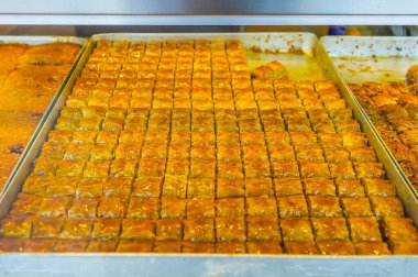 Cumartesi Çarşısı, Antalya, Türkiye 'deki tezgahta küçük yumuşak ballı Türk baklava kareleri